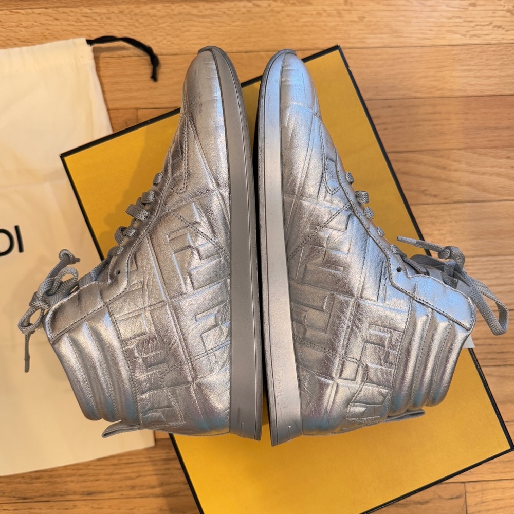 FENDI Metallic Nappa
MacroFFEmbossedHigh‎ Top Sneakers
38 Silver - Picture 11 of 12